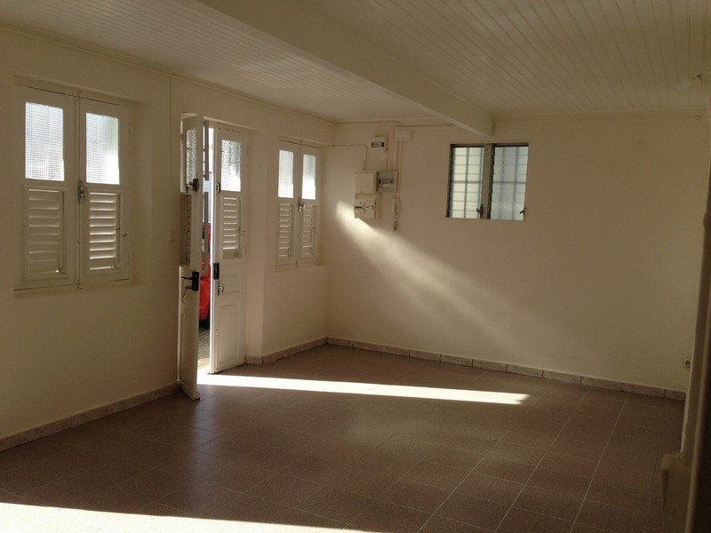 Immeuble de 116m2 à vendre 155 000 EUR au Lamentin (97232) - L — photo 2