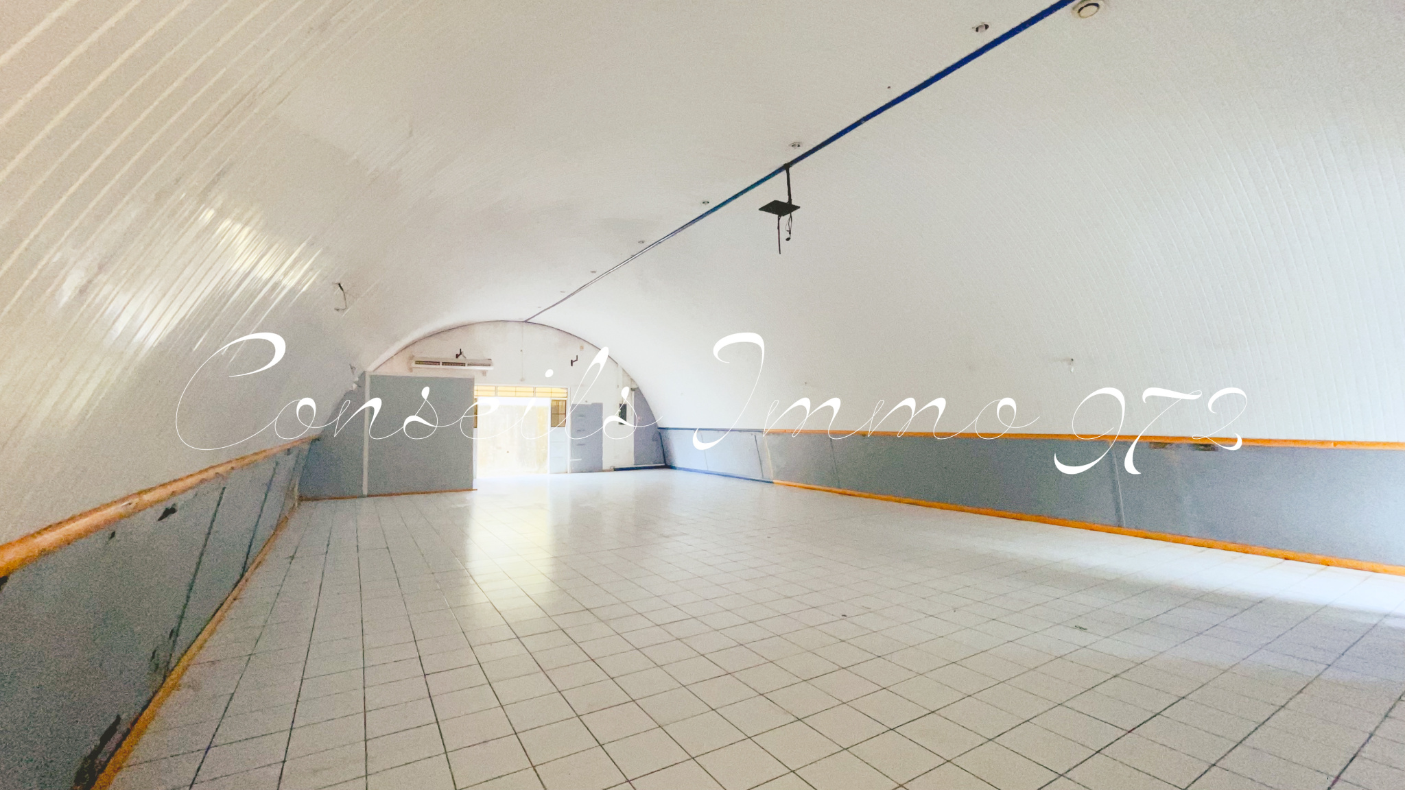 Local entrepôt 140 m2 - 4,17 m sous plafond, double accès - — photo 3