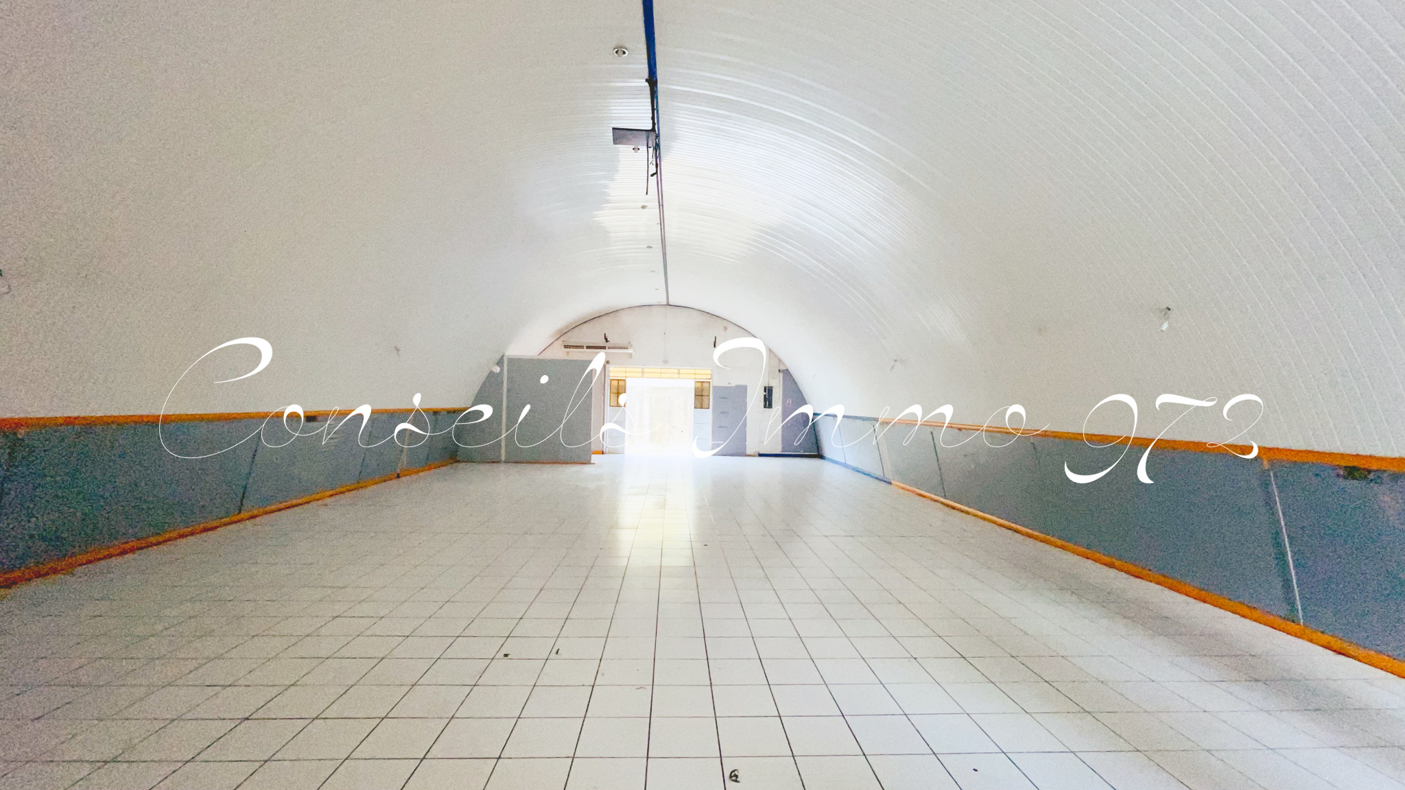 Local entrepôt 140 m2 - 4,17 m sous plafond, double accès - — Ducos