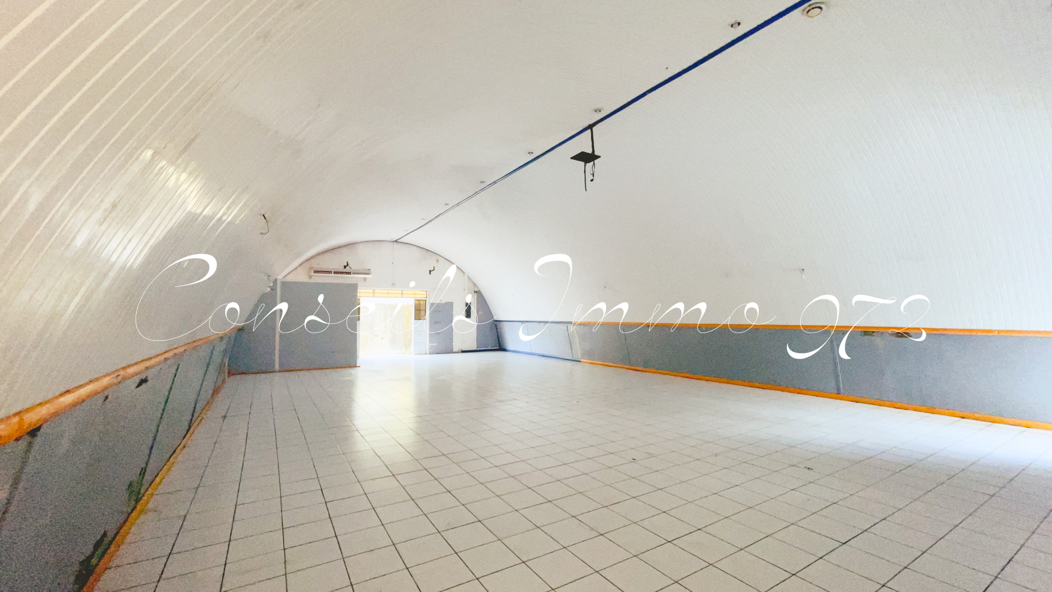 Local entrepôt 140 m2 - 4,17 m sous plafond, double accès - — photo 4