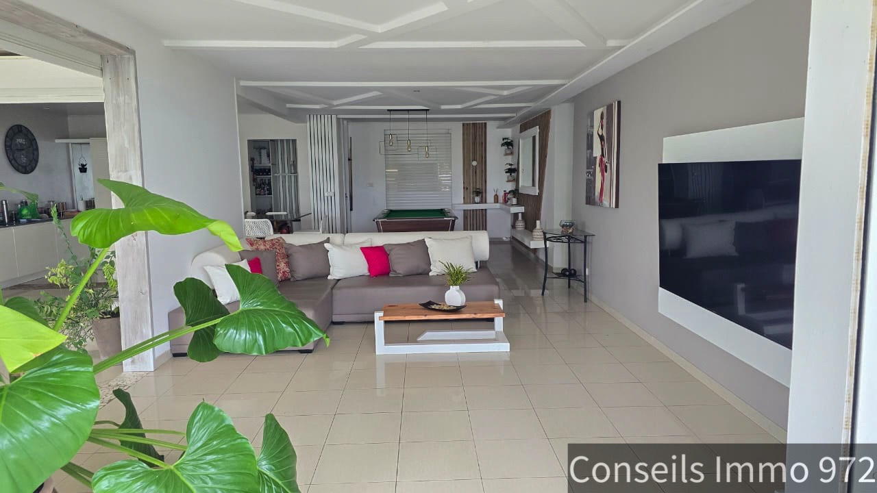 Villa duplex T5 + T3 locatif, piscine, vue mer - Morne Courb — photo 8