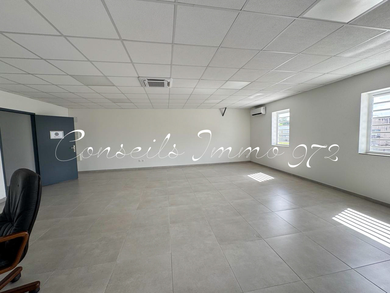 Local mixte de 55m2 à louer 1 150.00 EUR/mois au Lamentin — photo 3