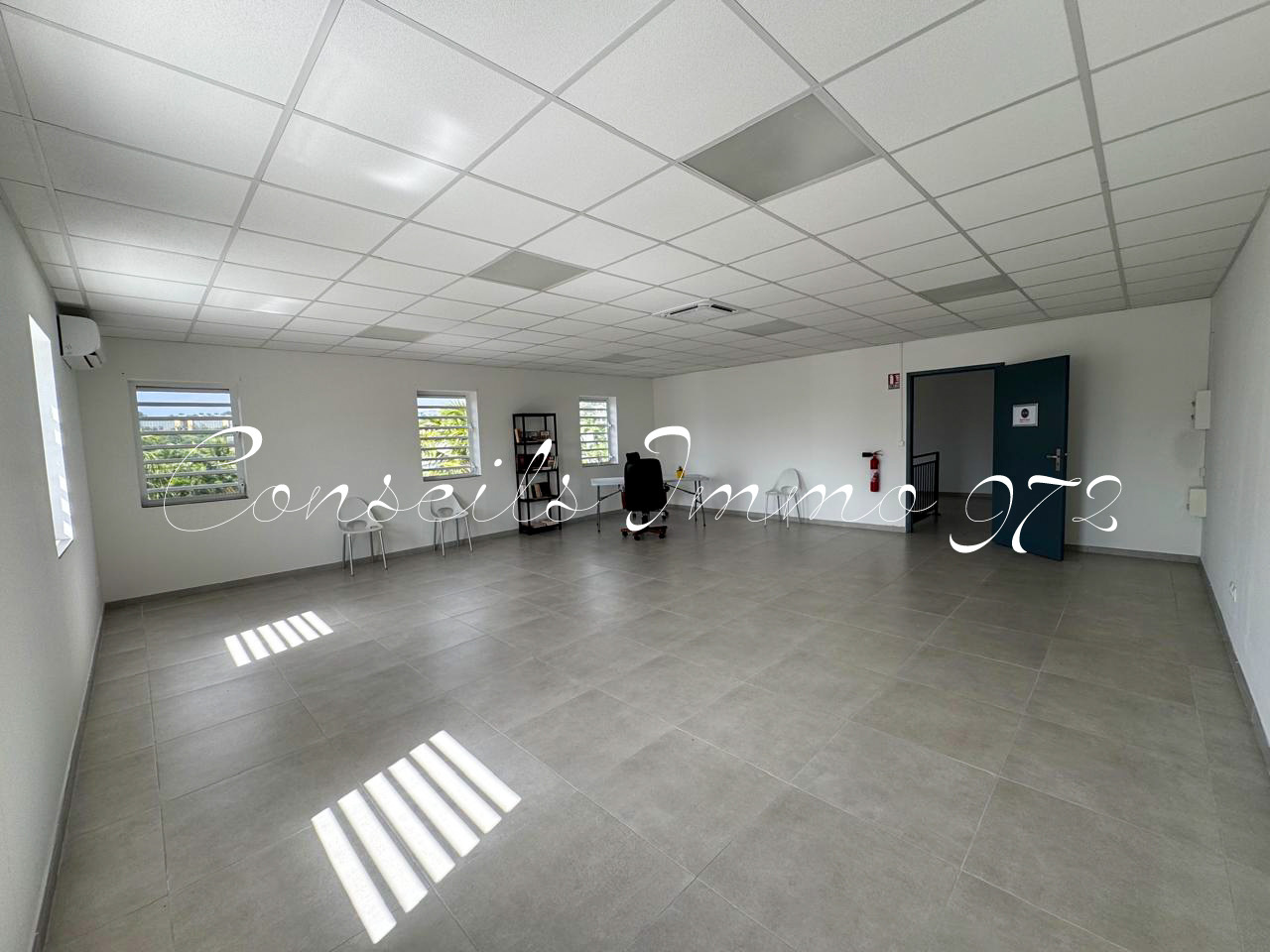 Local mixte de 55m2 à louer 1 150.00 EUR/mois au Lamentin — photo 4