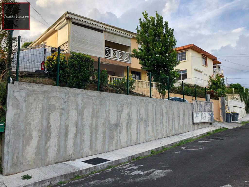 À Fort-De-France, villa à acheter pour petite famille — Fort-de-France