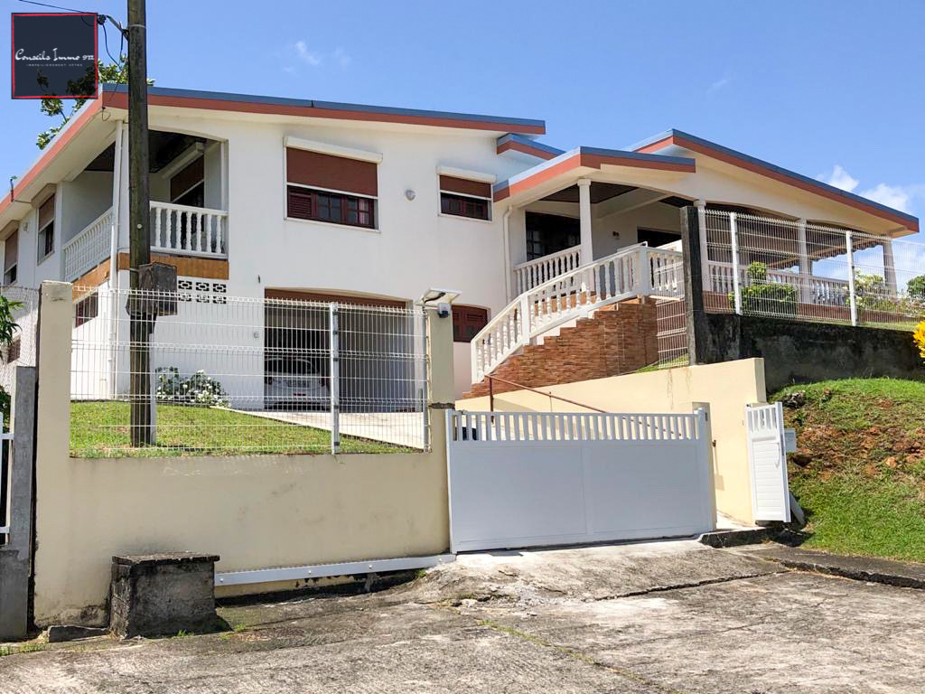 À Ducos, Villa F5 de 147 m2 et jardin de 1 110 m2 en vente — Ducos